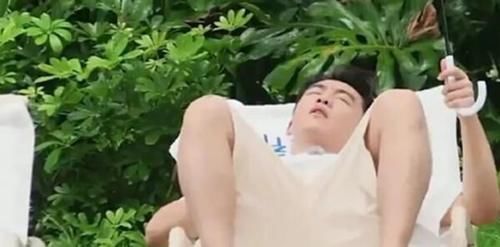 郑恺|郑恺录节目途中睡着,吴宣仪看到后大声指出,导演的反应令人意外