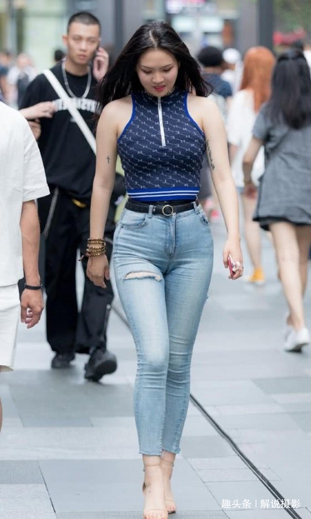 浅色|街拍美女穿一款浅色的连衣短裙,让双腿更显修长