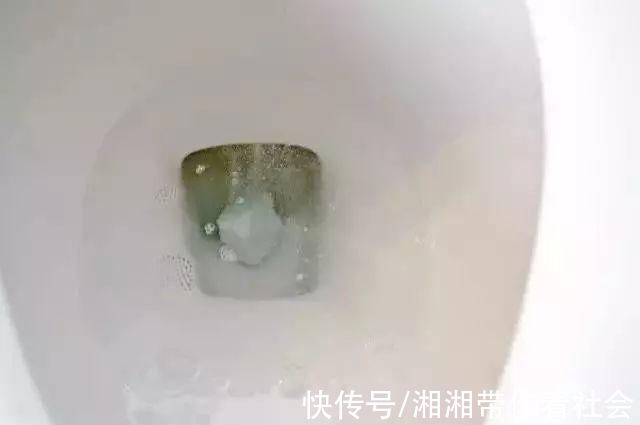 她把矿泉水瓶放进马桶水箱，三个月都不用刷马桶了