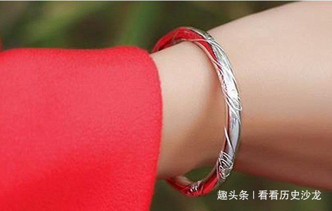 女性 女性戴银手镯可“排毒”,可惜很多人戴错了手,难怪效果不好!