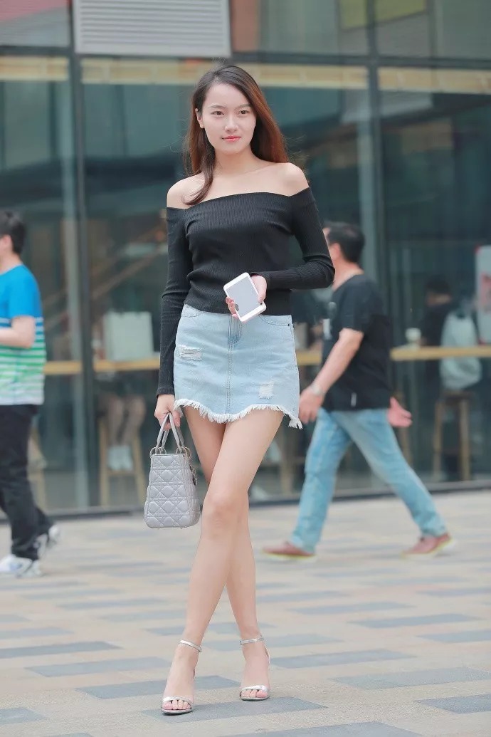 街拍:时尚高跟鞋搭配,让女性看上去更加漂亮