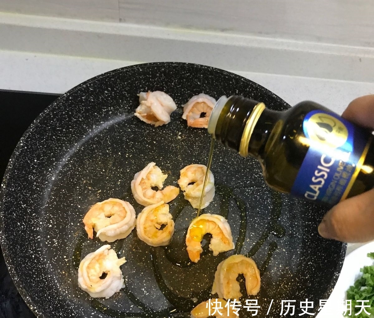 盘子|大虾搭配面包糠,色香味俱全,好吃到舔盘子