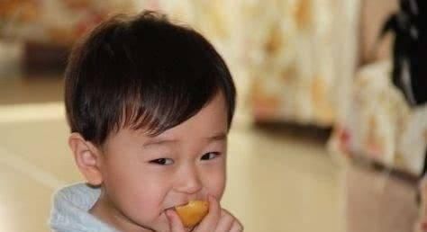 孩子|儿科医生孩子6岁之前，4种食物不能喂，太伤脾胃，家长要谨记