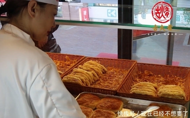 要排队才能吃得上的烧饼，不仅仅是个头大