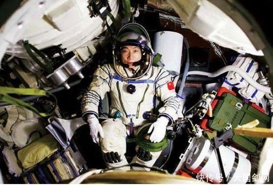 航天 杨利伟出舱时,嘴角挂着血丝是怎么回事?专家:经历2次生死时刻