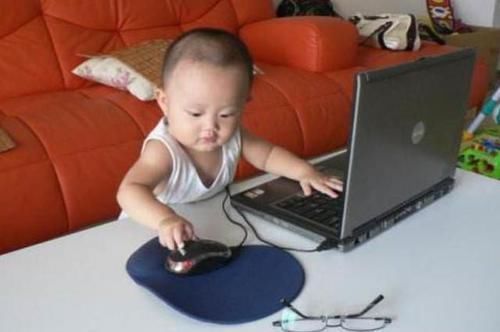 小宝宝|太可爱啦, 2岁宝宝帮妈妈提袋子, 哪怕再困也不能放开手里的重任