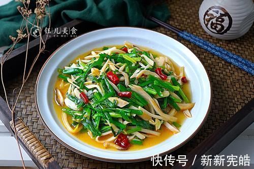 冬天的韭菜，鸡蛋靠边站，和这菜炒，实惠又鲜香美味，快学做起来