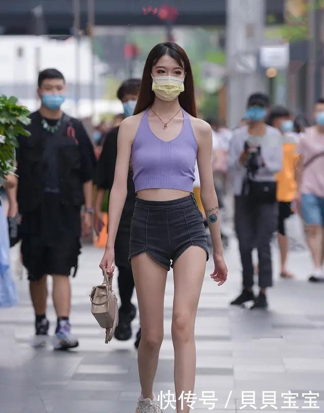 美女|时尚：有个性的女生就是会穿，挂脖衫配牛仔裤，清新简约又显美