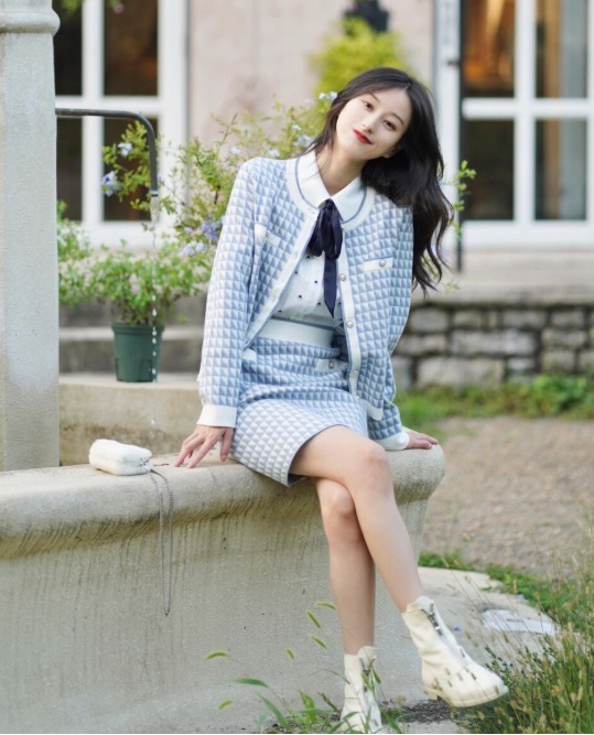 冬季|冬季放弃小黑裙吧,今年时兴这款“格纹裙”,时髦又显女人味!