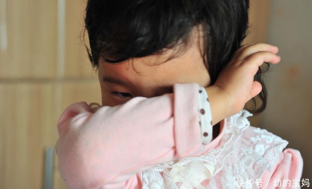 妈妈|“弟弟哭声让人忐忑不安”,女孩作文表达对妈妈的疑惑,让人心疼