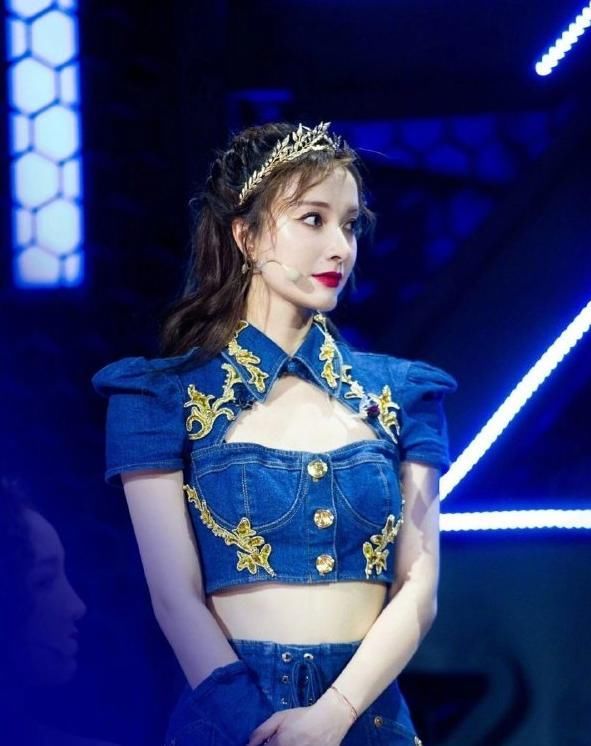 路人镜头下吴昕生图惊艳，状态好似少女，侧脸线条优越