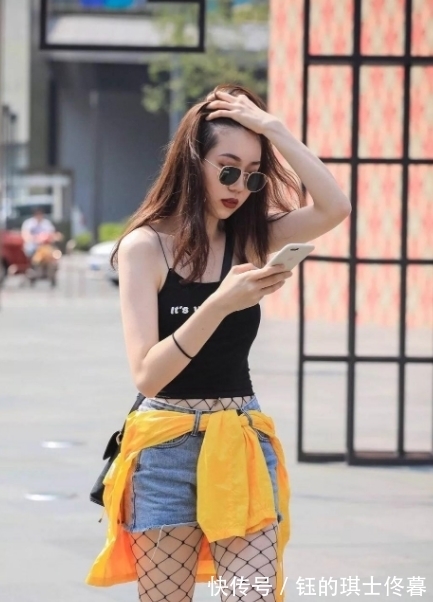 黑丝|街拍:黑丝网袜热裤长发美女