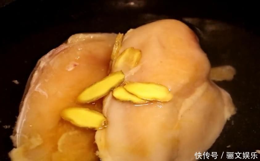 经典家常菜“干煸鸡胸”,做法简单,香辣美味,开胃又下饭
