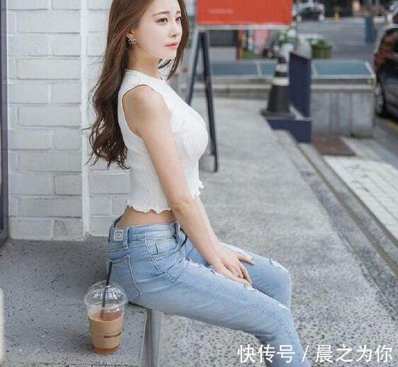 曼妙 简单舒适的牛仔裤,尽显时尚美女的曼妙身姿,突显出女神气质!