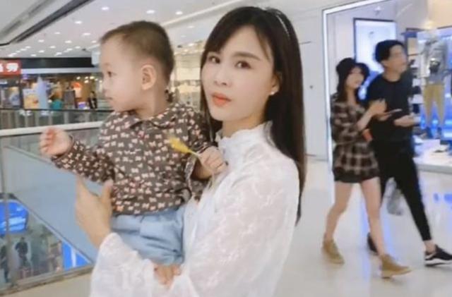 宝爸|最年轻姥姥走红,搭配时髦不耽误带外孙,年轻之心堪比伊能静