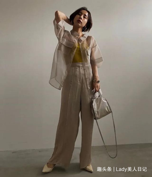 时髦 为什么日本女人都喜欢穿“透视衬衫”夏末早秋的时髦,全靠它撑