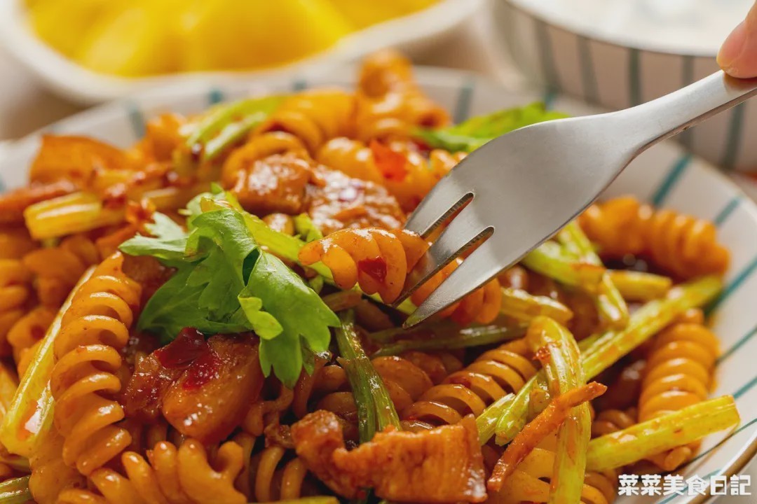 10分钟搞定！这面随手一炒太绝了，香到邻居来敲门