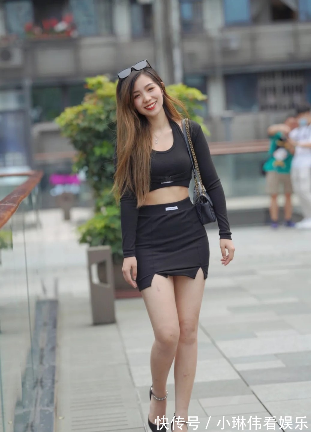 裙装|半身裙的精彩演绎,展现随性简约的搭配风格,时髦优雅又精致