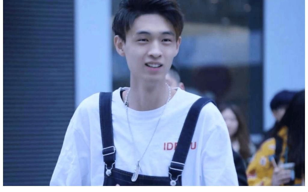 连续10天票房都位居榜首,“扬名立万”爆红,为何可以成为黑马