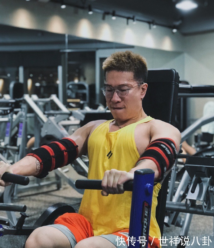 搓衣板|六块腹肌宛如搓衣板,人鱼线胸肌都很养眼,麒麟臂男友力十足!