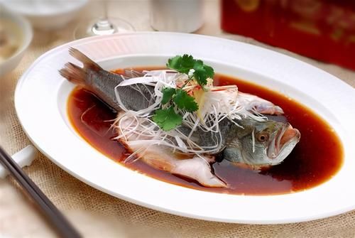  腥味|蒸鱼时，锅里加水就错了！大厨教你正确做法，鱼肉鲜嫩无腥味