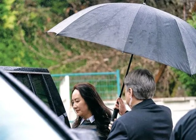 搭配|孟晚舟3穿旧衣现身,同款条纹衫叠穿风格大变,搭瘦腿裤露出脚镣