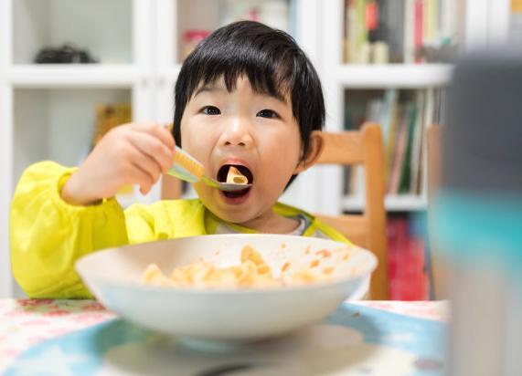 汤饭|忠告家长娃不到3岁,这4种饭可别碰,只会越吃越瘦,耽误长个