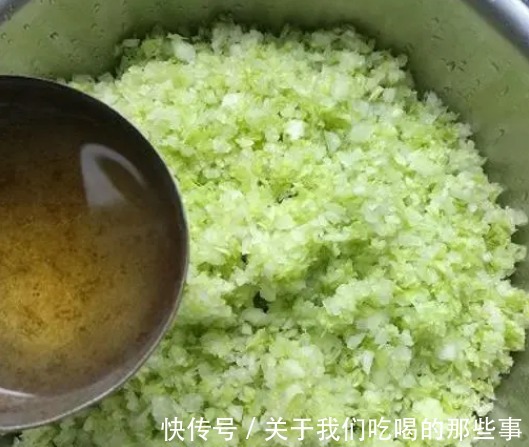 白菜做馅别用盐腌，饺子馆老板教你1招，不出水还鲜香，鲜嫩多汁