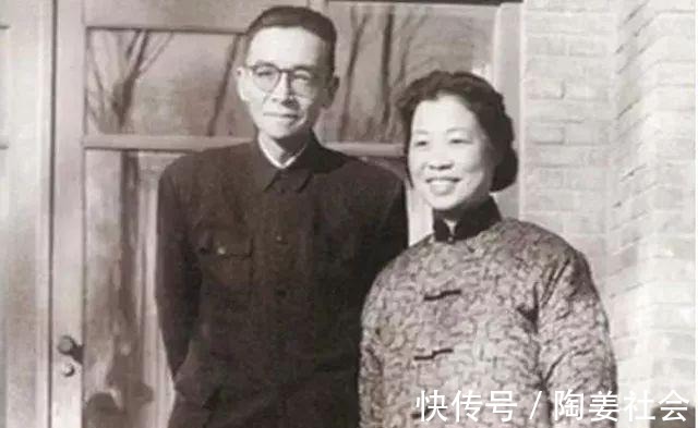 梁思成！梁思成再婚，金岳霖在林徽因墓前喝了一夜的酒，他说：我怕她伤心