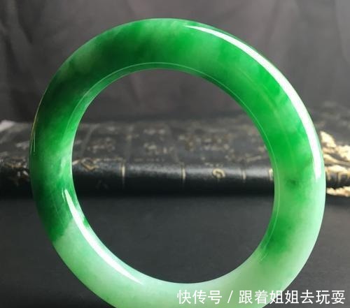 惹万千少女流连的阳绿翡翠究竟是什么样,它到底贵在哪里,怎么看