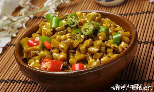 在家|想吃酸豆角不用买,80岁的奶奶教你在家做,简单一做,酸脆又开胃
