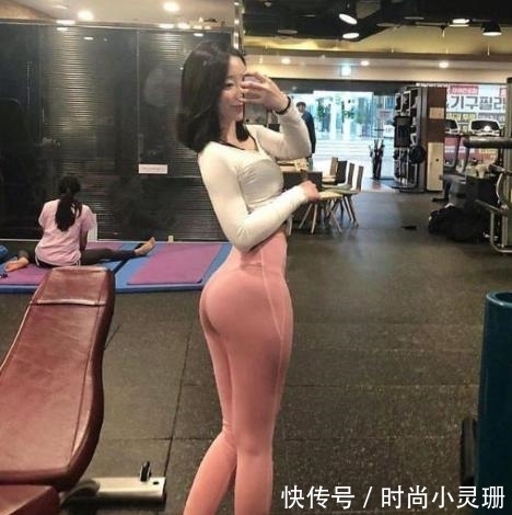 健身房|健身房“运动穿搭”,压褶上衣配瑜伽卡,“魔鬼身材”是这样来的