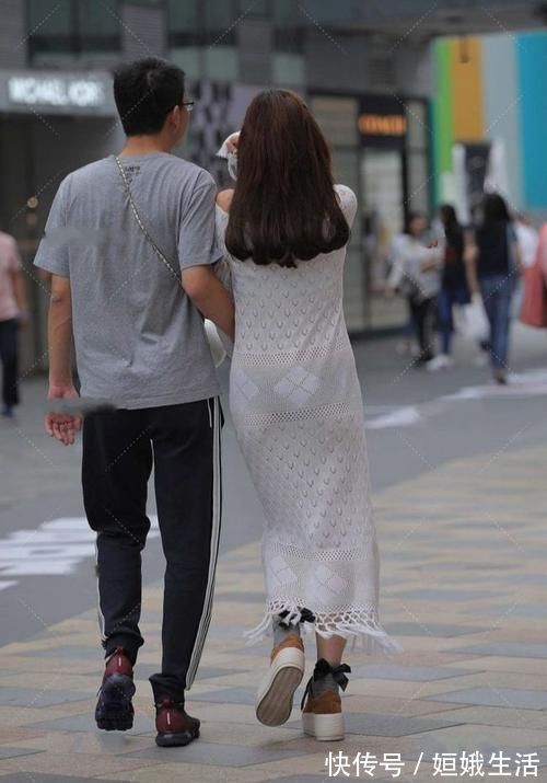 蕾丝 小姐姐穿白色长款修身连衣裙,时髦又前卫,蕾丝设计很透明