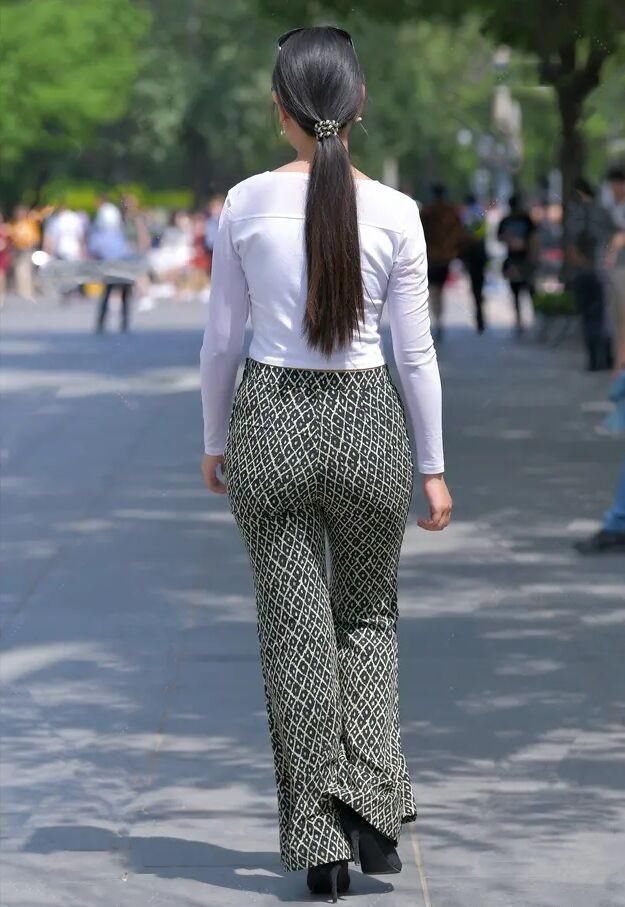 时髦|40岁女士请远离短裤,“托腹裤”时髦又显瘦,穿出你的曼妙身姿