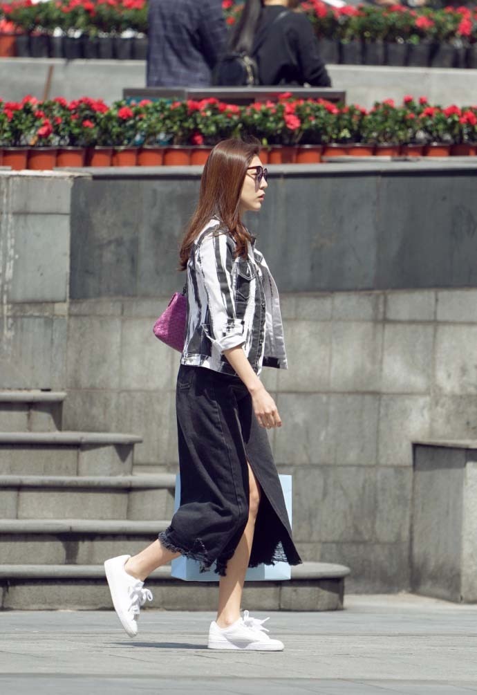 长裙 重庆街拍,蓝色牛仔外套搭配粉色荷叶边长裙,清新文艺显气质