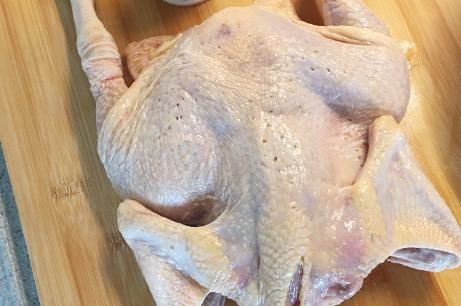  不用一滴水的烧鸡，腌30分钟扔进电饭锅，喷香软烂肉嫩还多汁