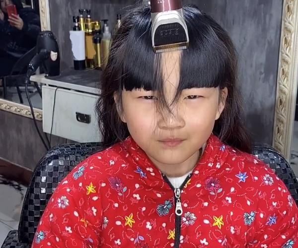 小学生换了款公主切发型后,气质居然意外变成熟了,网友:长大了不得了