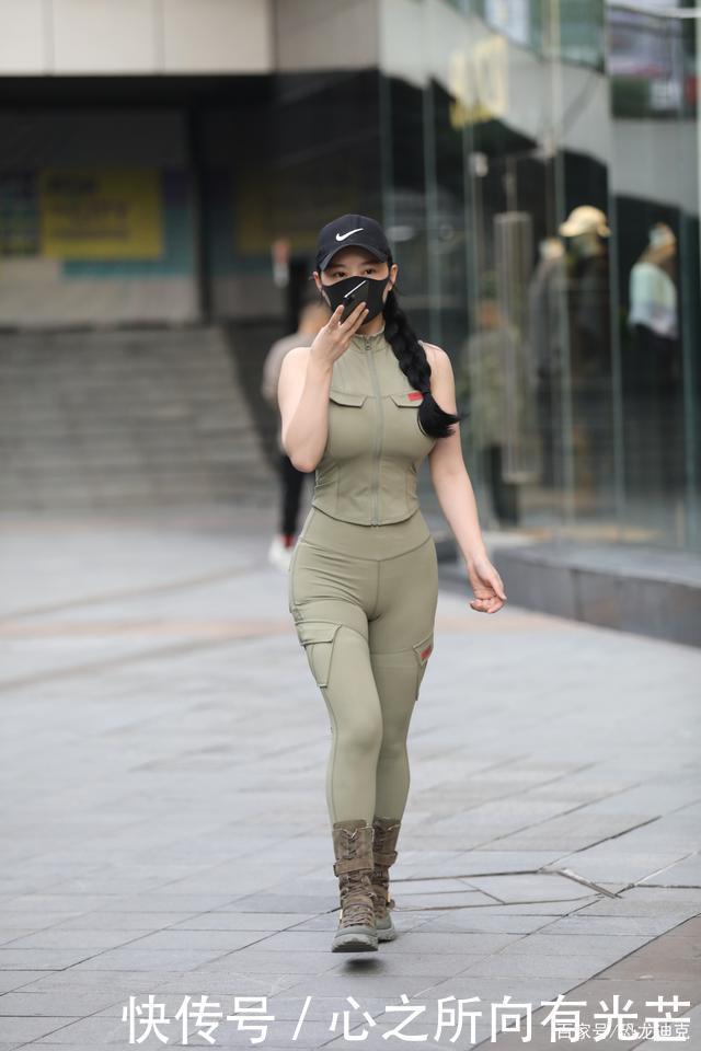 女生有些穿搭叫喜欢这么穿,而有一些叫故意这么穿