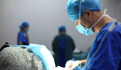 子宫|切开子宫拿出胎儿,剖腹产听着容易,手术时却并不简单,伟大!