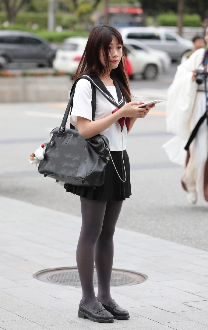 脚脖子|别人袜子穿到“脚脖”,她直接当打底裤,是去上班还是上学