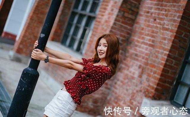 优雅 红色波点小衫是法式浪漫的精髓,展现女性的优雅大气