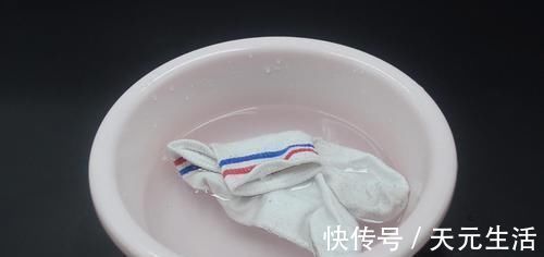 夏天穿过的袜子又脏又臭？教你一招，不仅干净还没臭味，太实用了