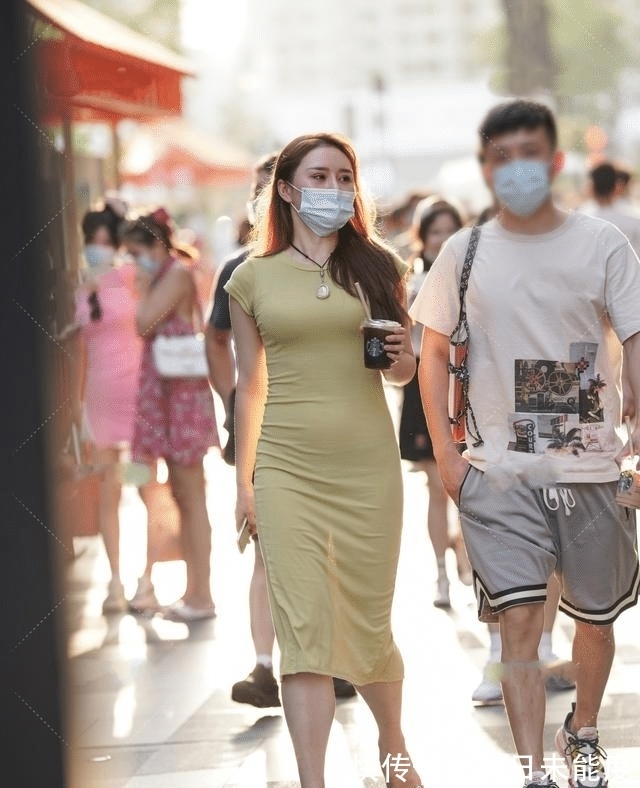 高跟鞋 浅浅的抹茶色长裙搭配优雅干跟鞋,知性大气,尽显女人味