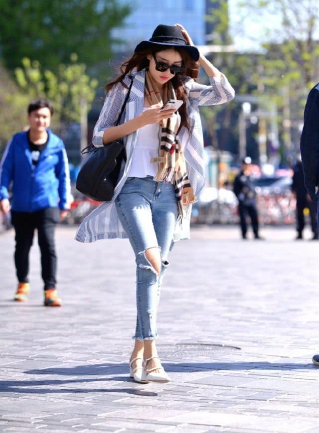 街拍:灼灼其华的美女,卡其色上衣配白色紧身裤,唯美好身姿