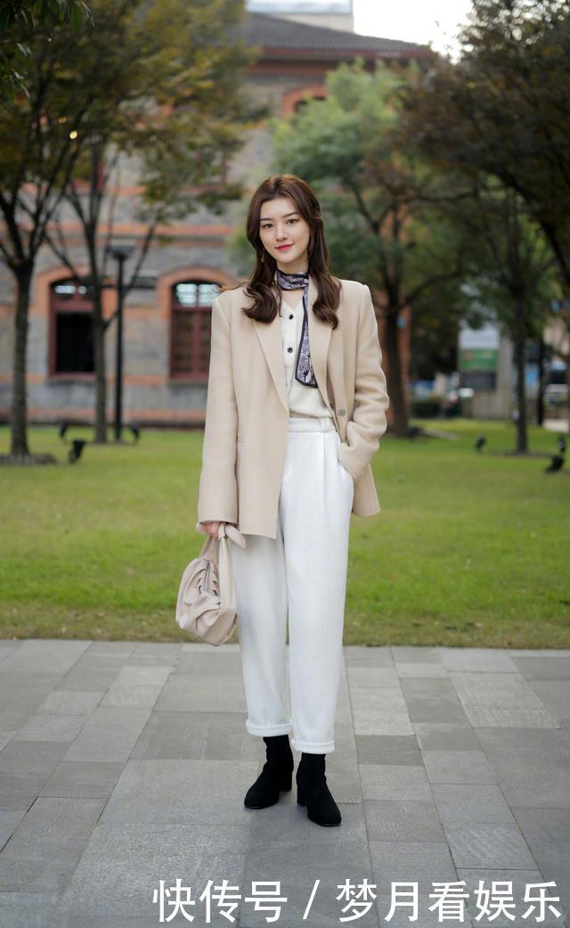 今年流行一种“显高穿法”,叫“长外套+九分裤”,很适合小个子