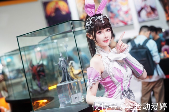 大魔王|斗罗大陆:一人COS四名角色,千仞雪性感傲娇,小舞清纯可人