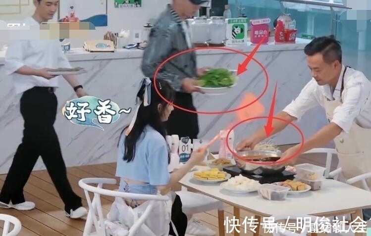 怪不得餐厅的火锅材料看着新鲜,赵丽颖的处理方式,学到了