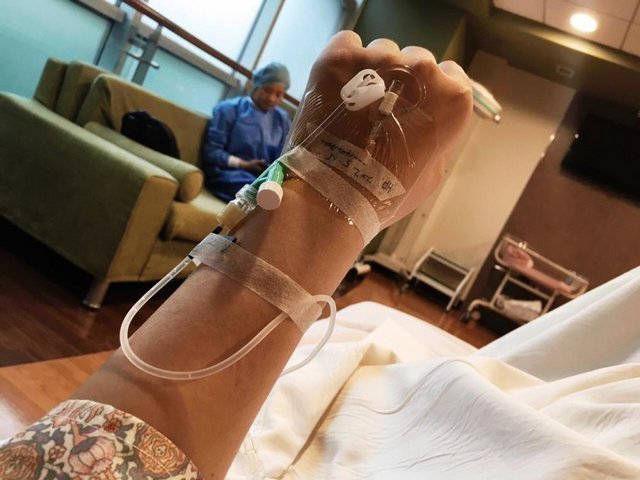 胎儿|早产儿仅1斤,医生称存活几率低,宝宝的举动感动众人