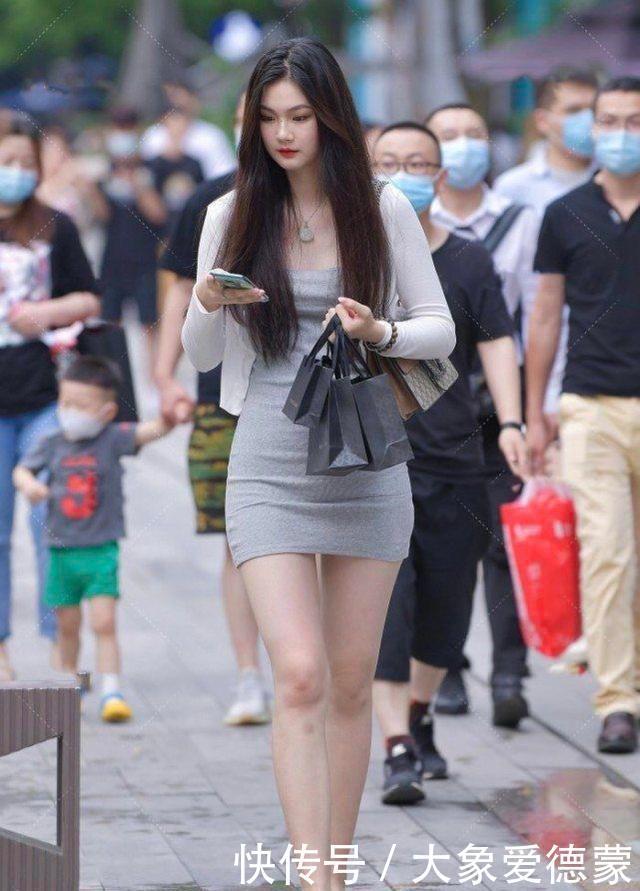 白色针织防晒衣配灰色连衣裙,知性优雅,高级养眼