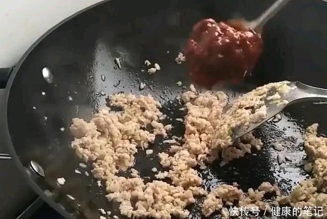 拿肉都不换的鱼香茄子做法，制作简单明了，看着就很香！